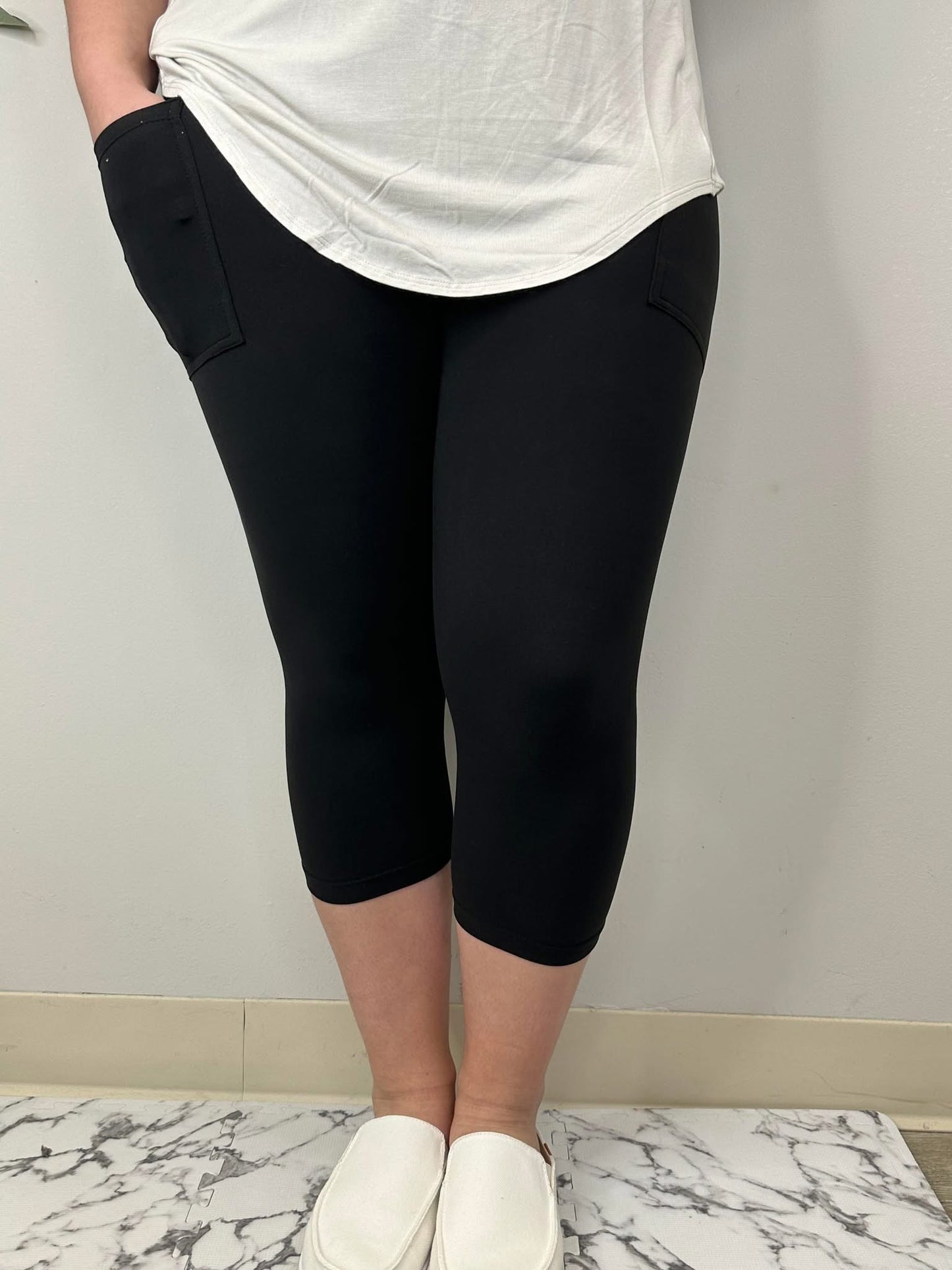 Black Solid Capri Legging w/Pocket